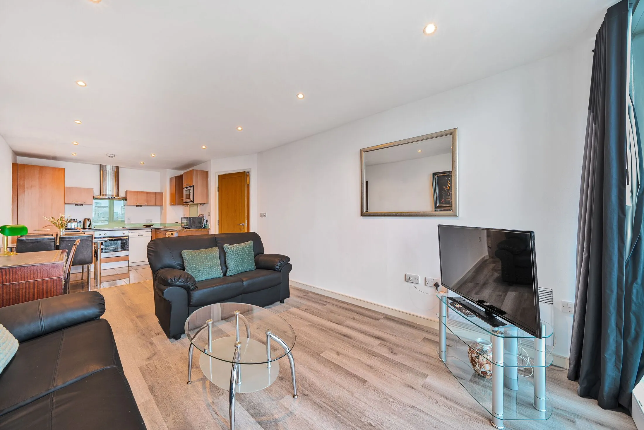 Flat Salamanca Street in Greater London
