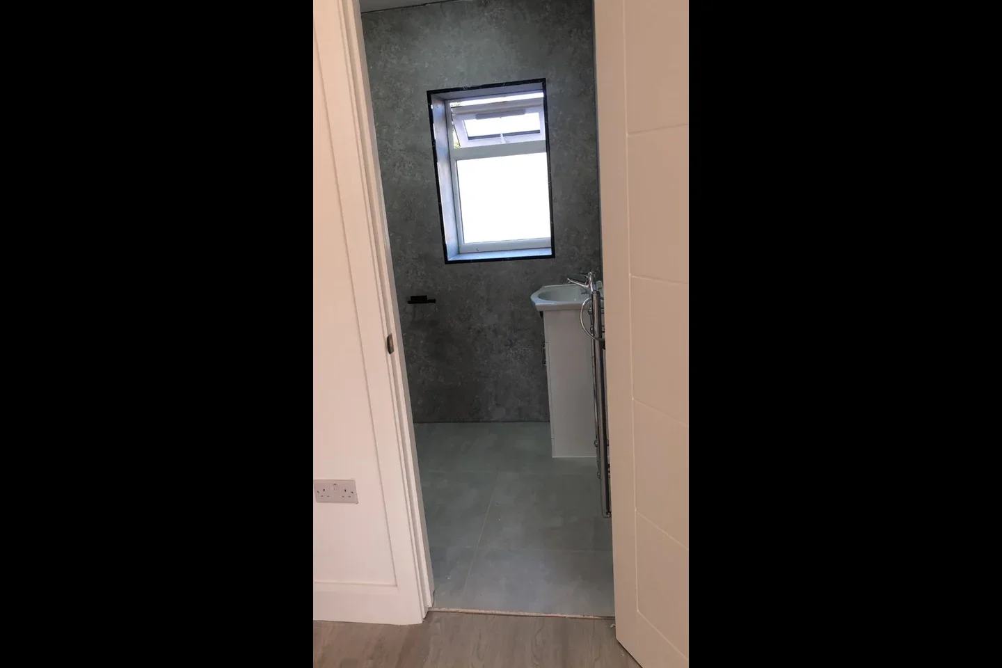 Room Elizabethan Way in Borough of Spelthorne
