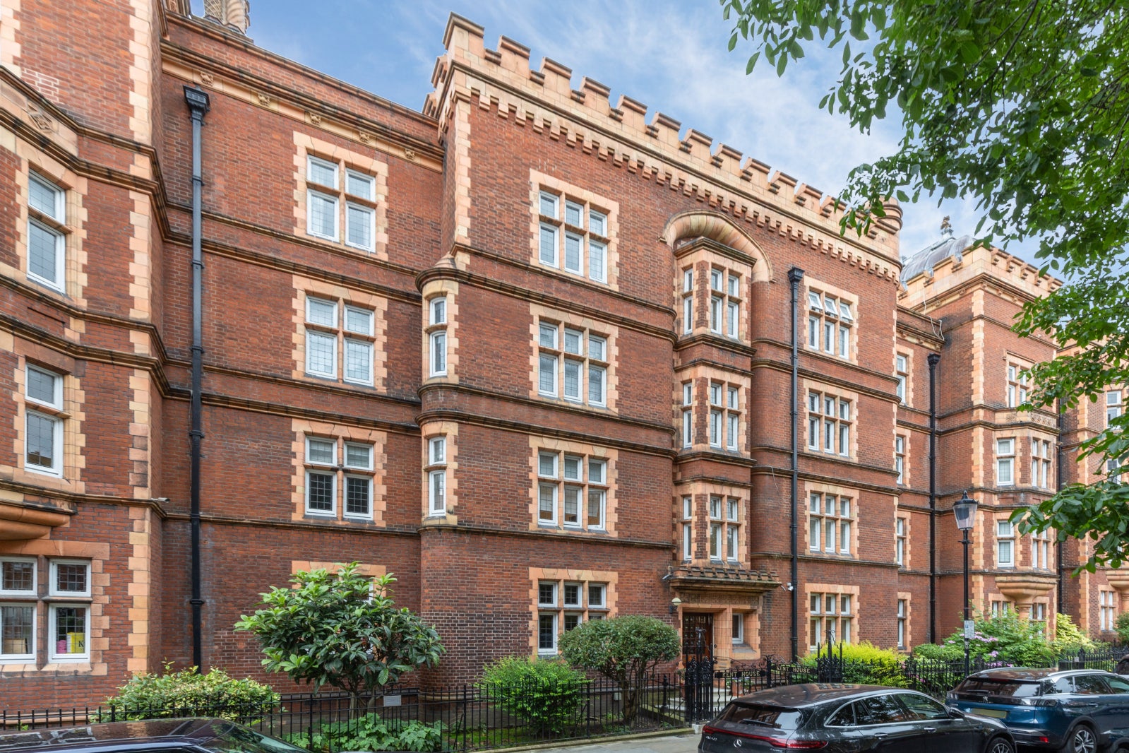 Flat Kensington Court in Greater London