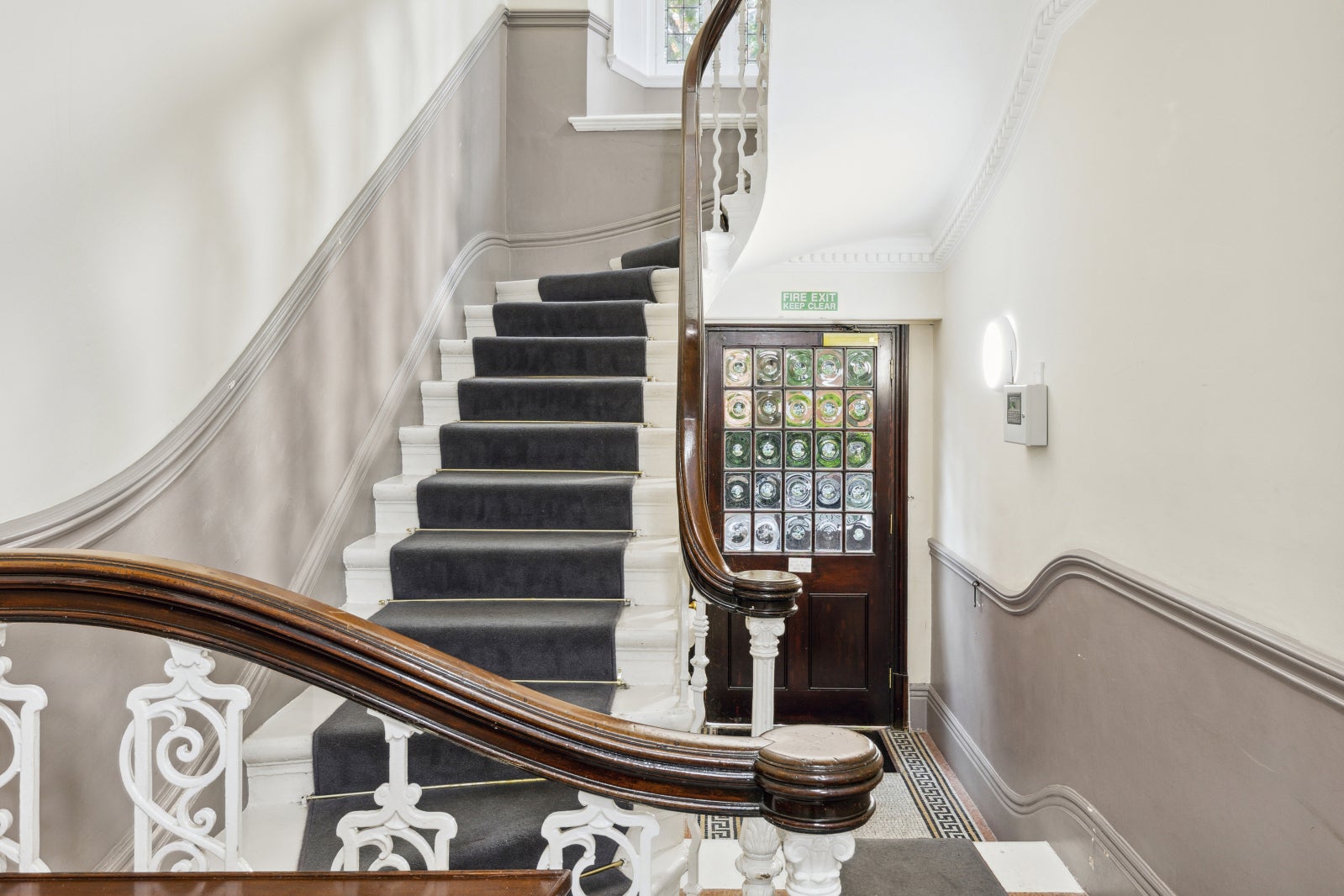 Flat Kensington Court in Greater London