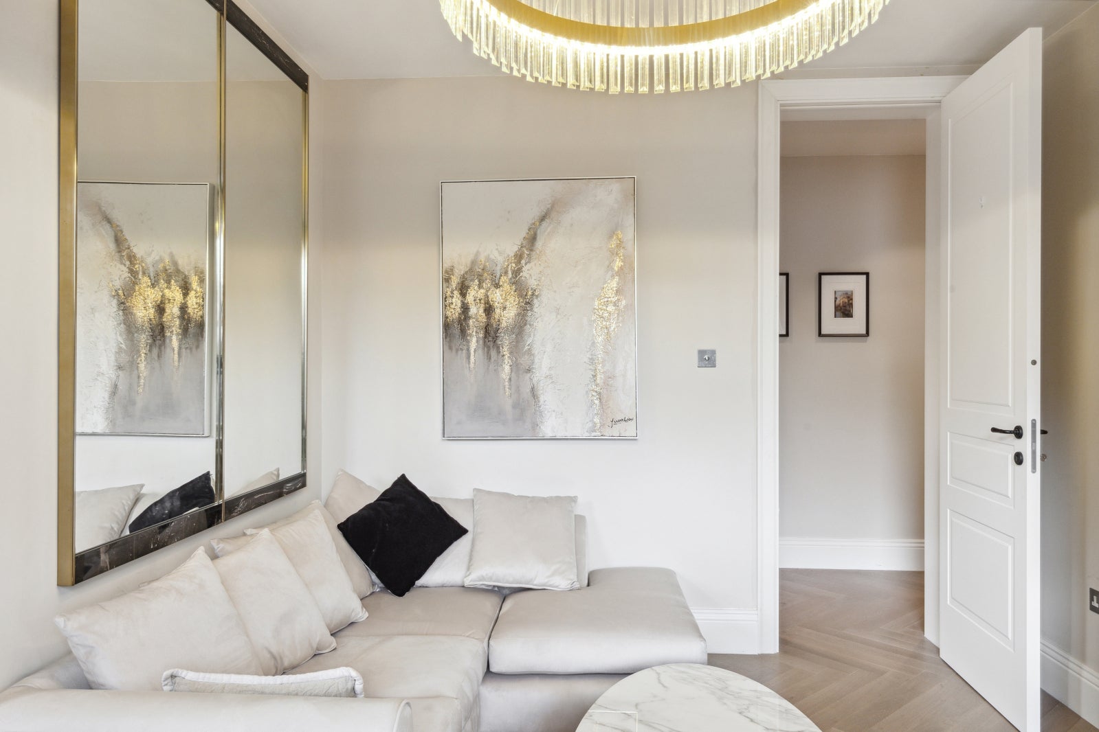 Flat Kensington Court in Greater London