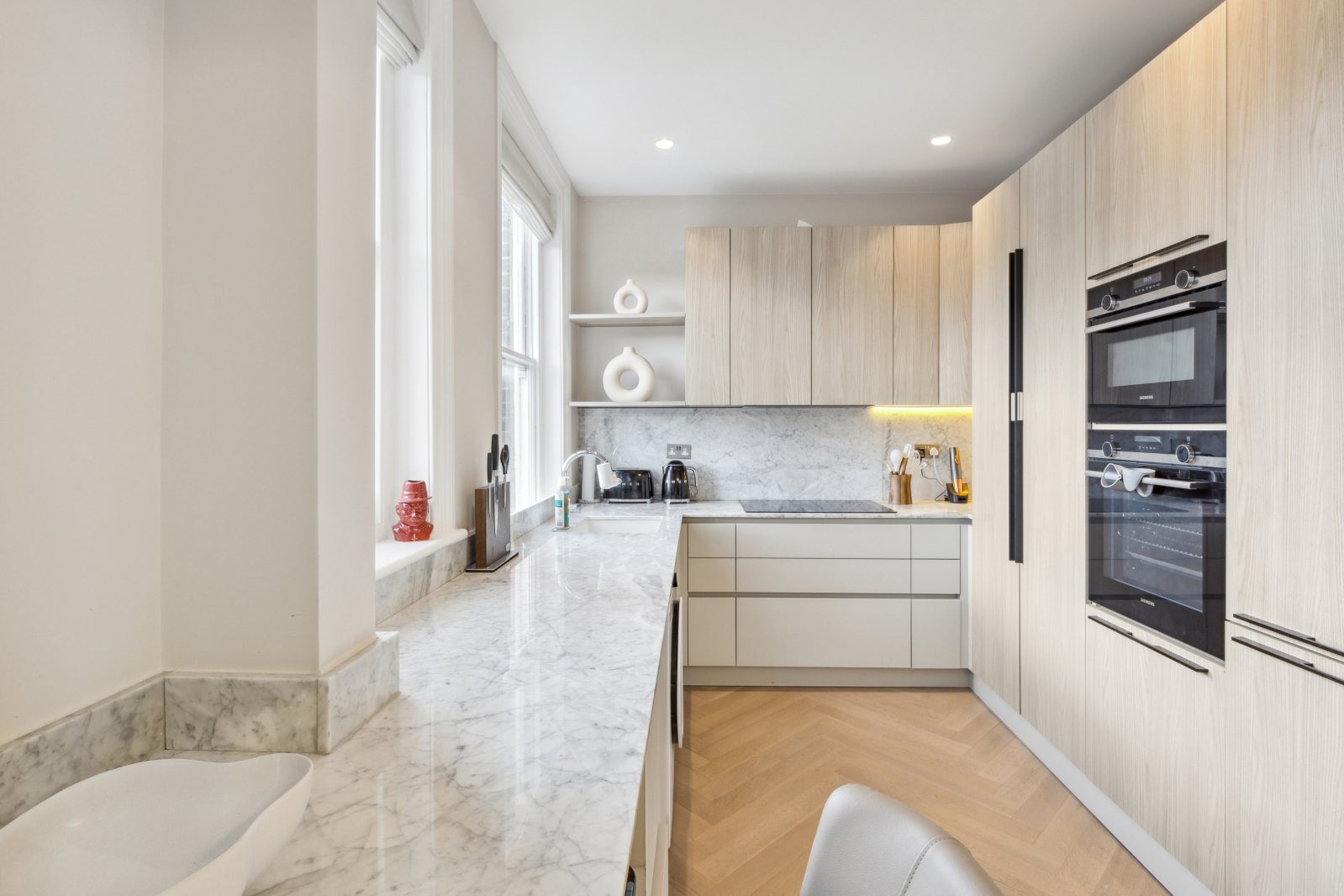 Flat Kensington Court in Greater London