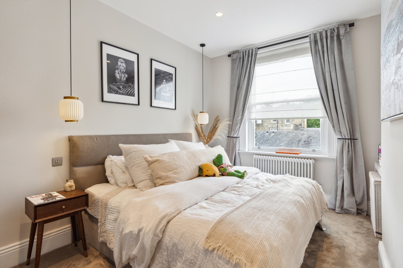 Flat Kensington Court in Greater London