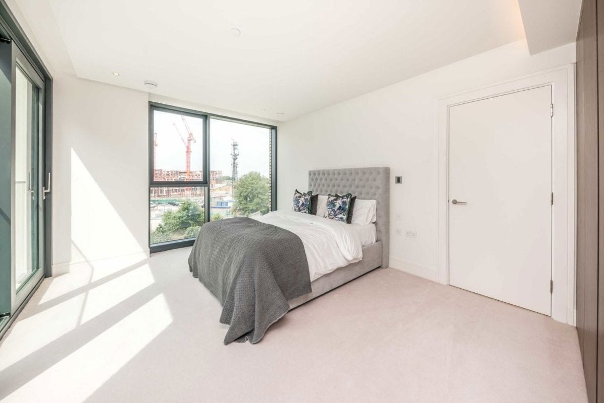 Flat Harbour Avenue in Greater London