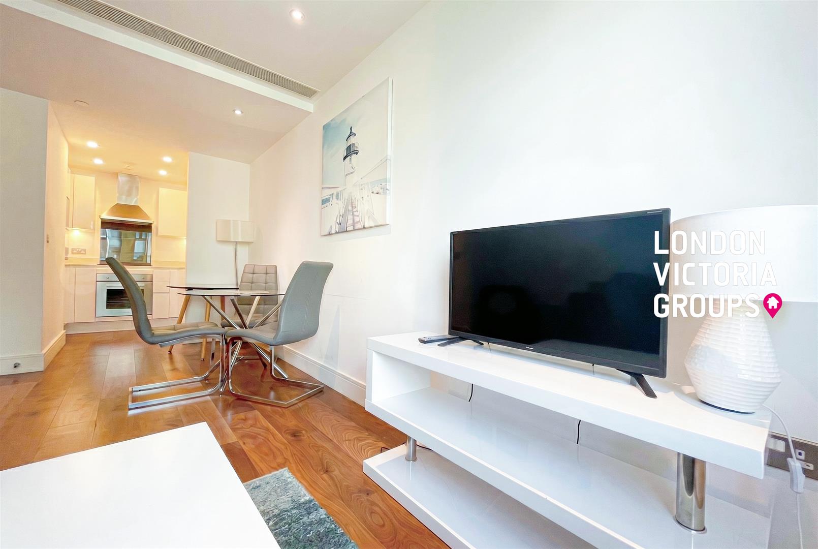 Flat Lincoln Plaza in Greater London