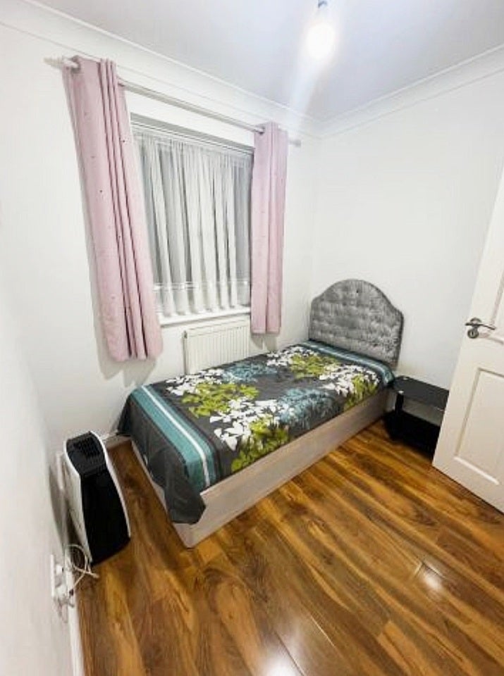 Room Judith Avenue in Greater London