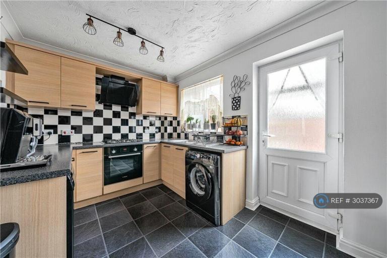 House Harveys Close in South Holland