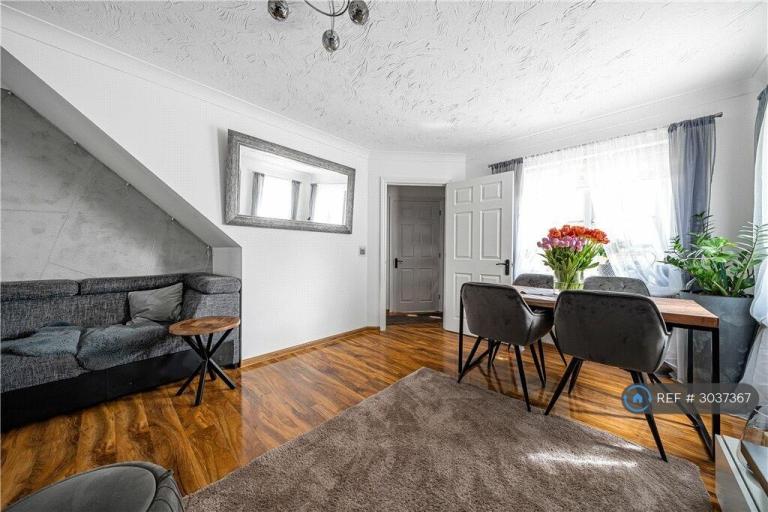 House Harveys Close in South Holland