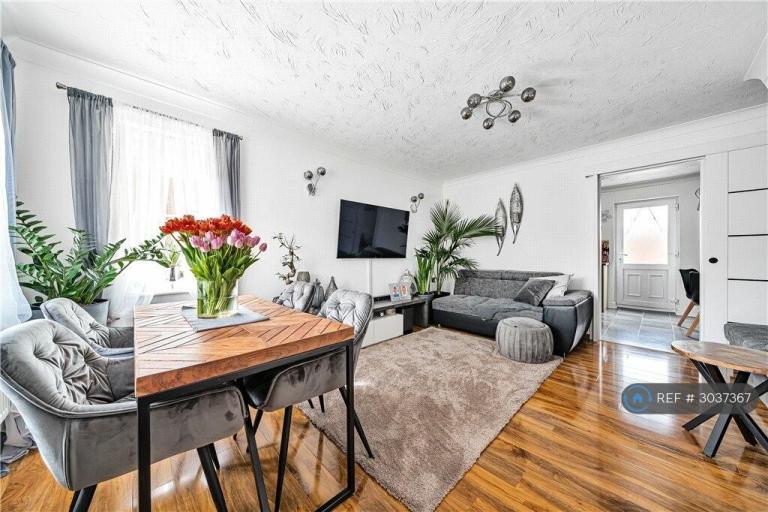 House Harveys Close in South Holland