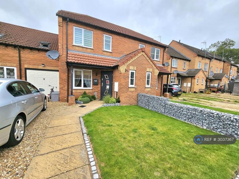 House Harveys Close in South Holland