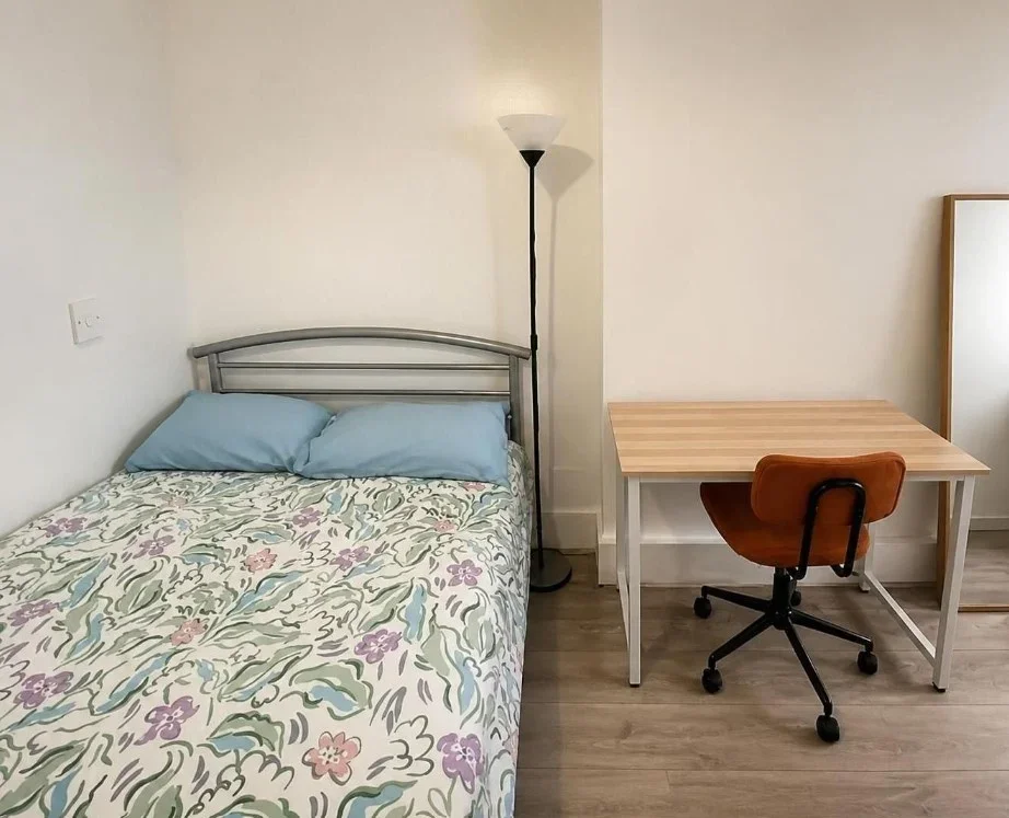 Room Wyvil Road in Greater London