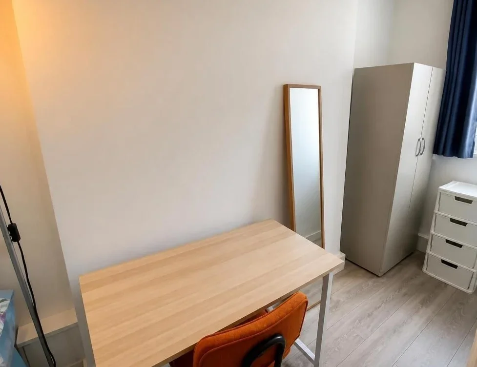 Room Wyvil Road in Greater London
