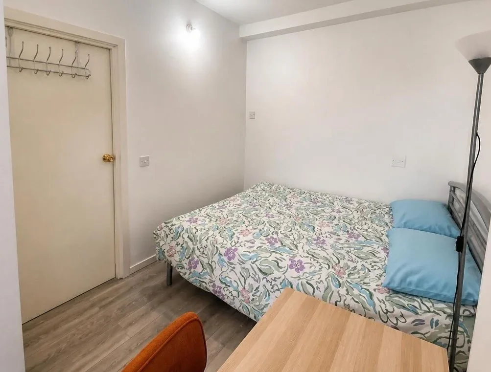 Room Wyvil Road in Greater London