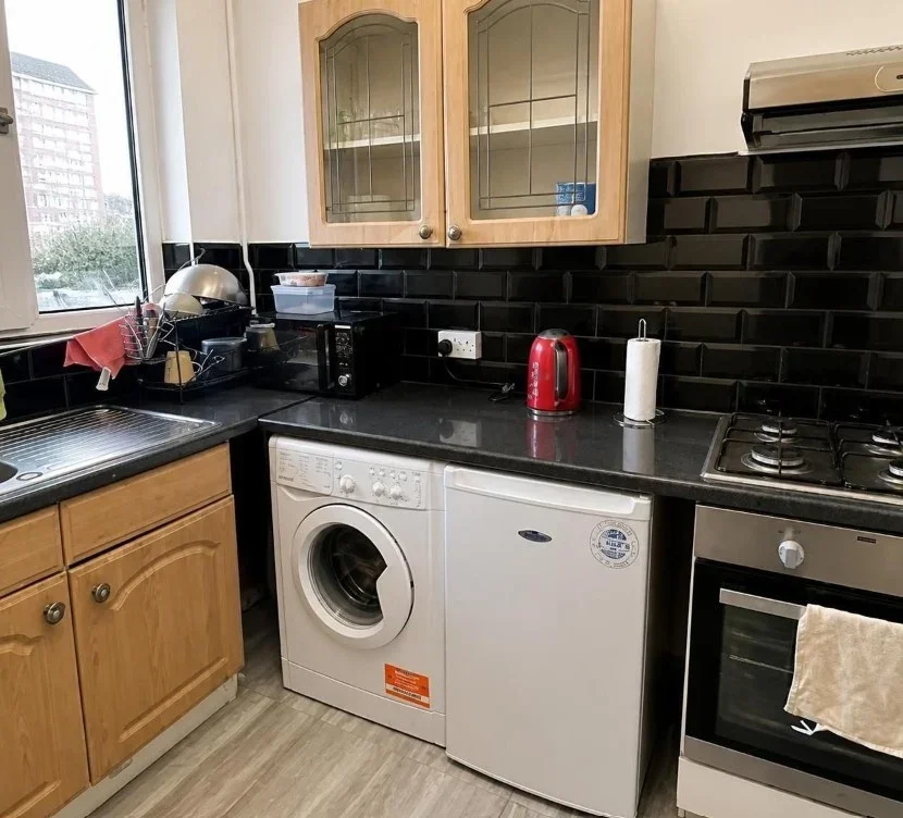 Room Wyvil Road in Greater London