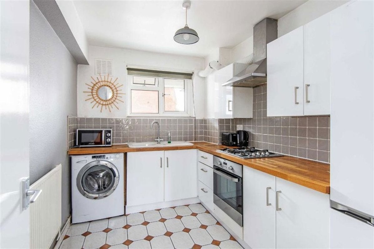 Flat Bacton Street in Greater London