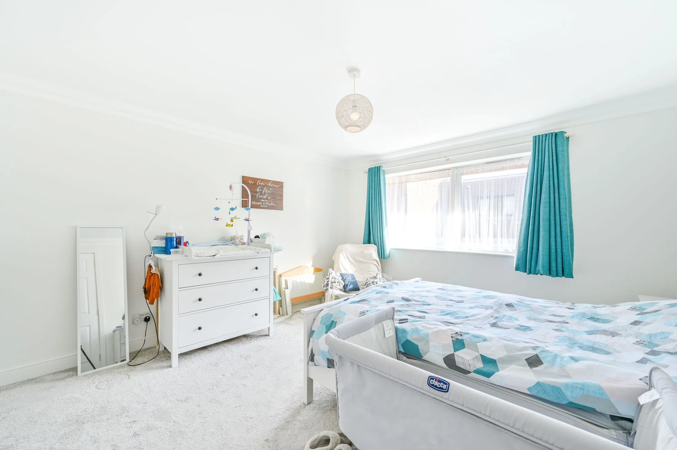 Flat Holden Road in Greater London