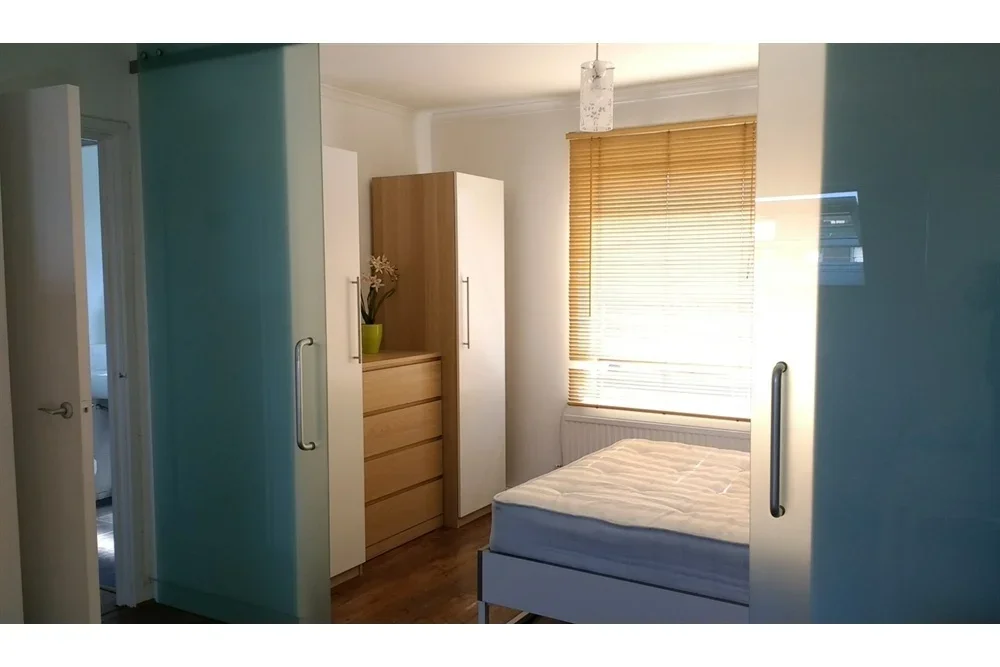 Flat Abbey Gardens in Greater London