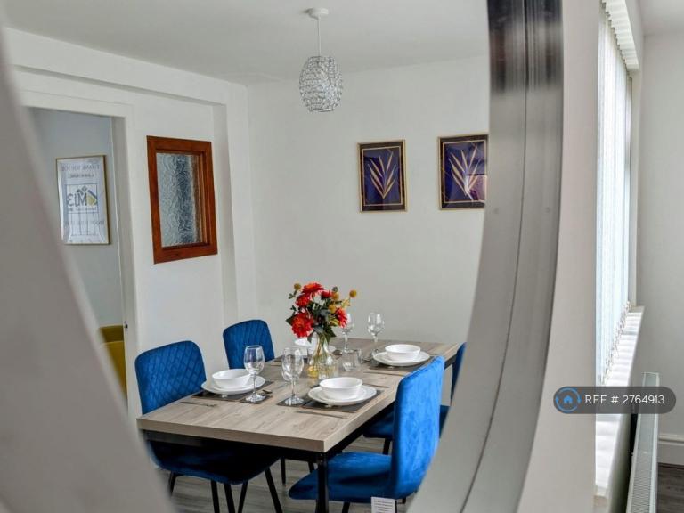 House Overlinks Drive in Salford
