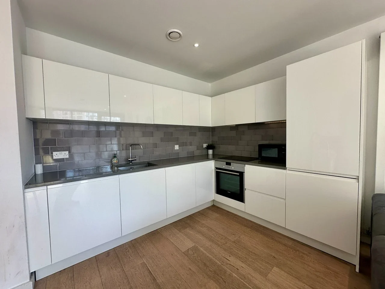 Flat Admiralty Avenue in Greater London
