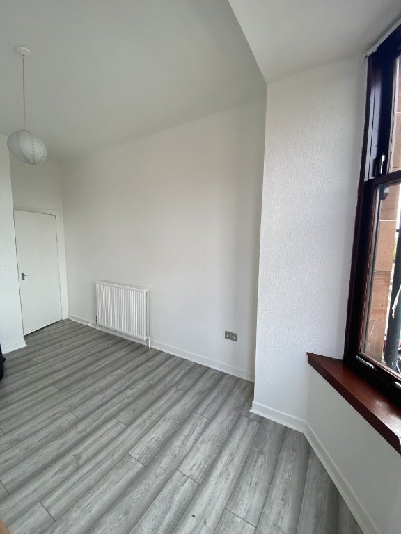Flat Burghead Place in Glasgow