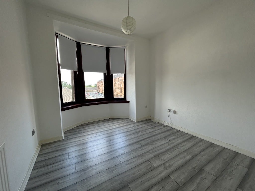 Flat Burghead Place in Glasgow