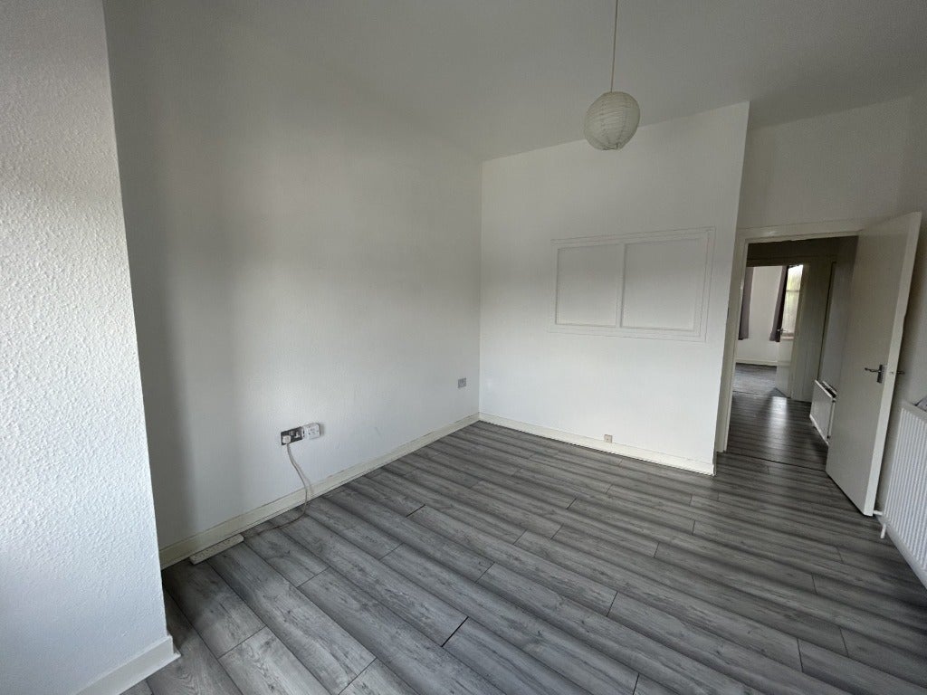 Flat Burghead Place in Glasgow