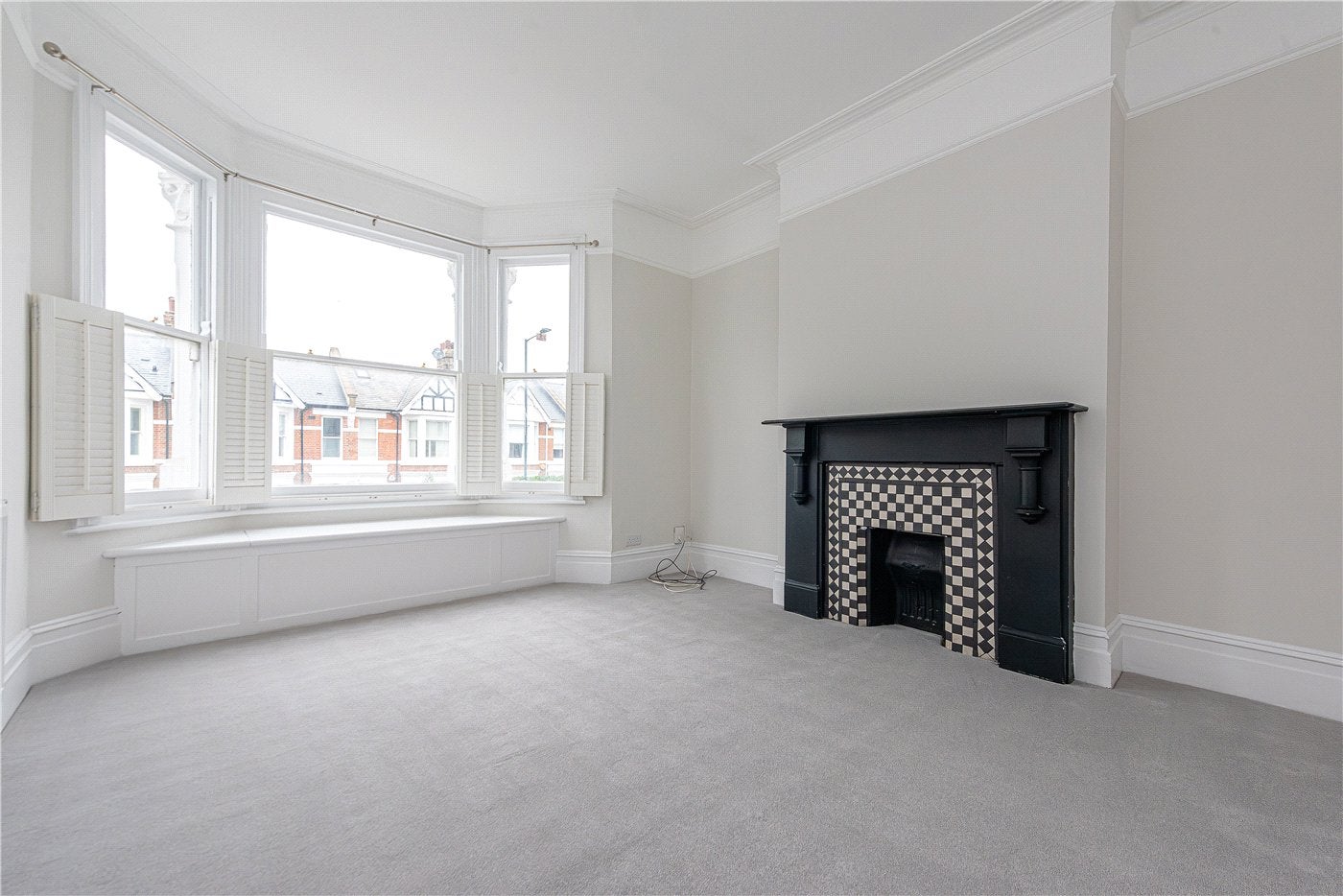 Flat Harvist Road in Greater London