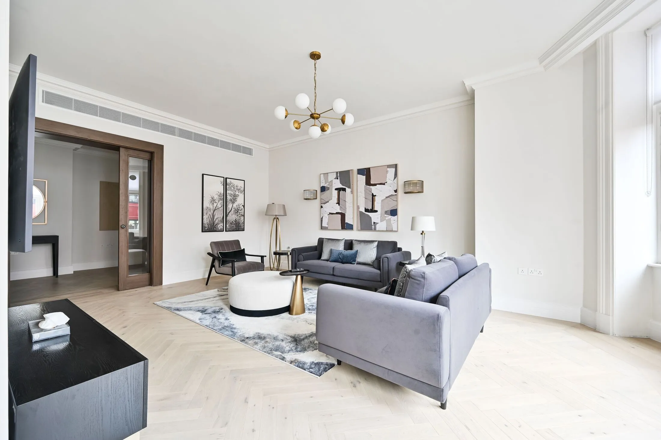 Flat Kensington Court in Greater London