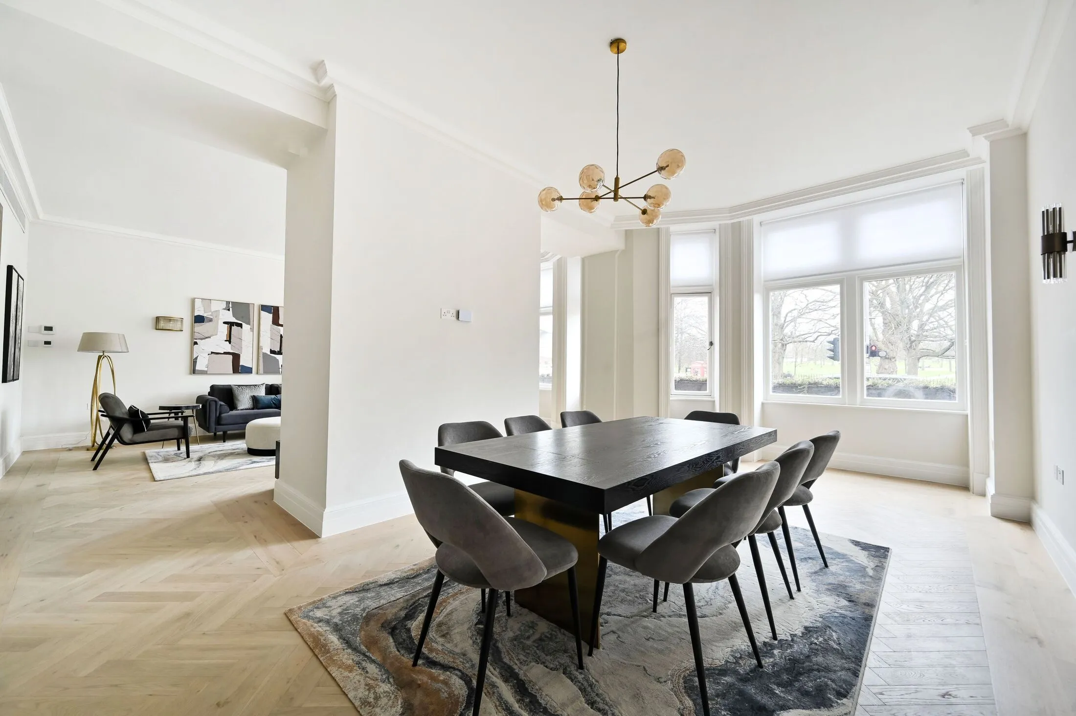 Flat Kensington Court in Greater London