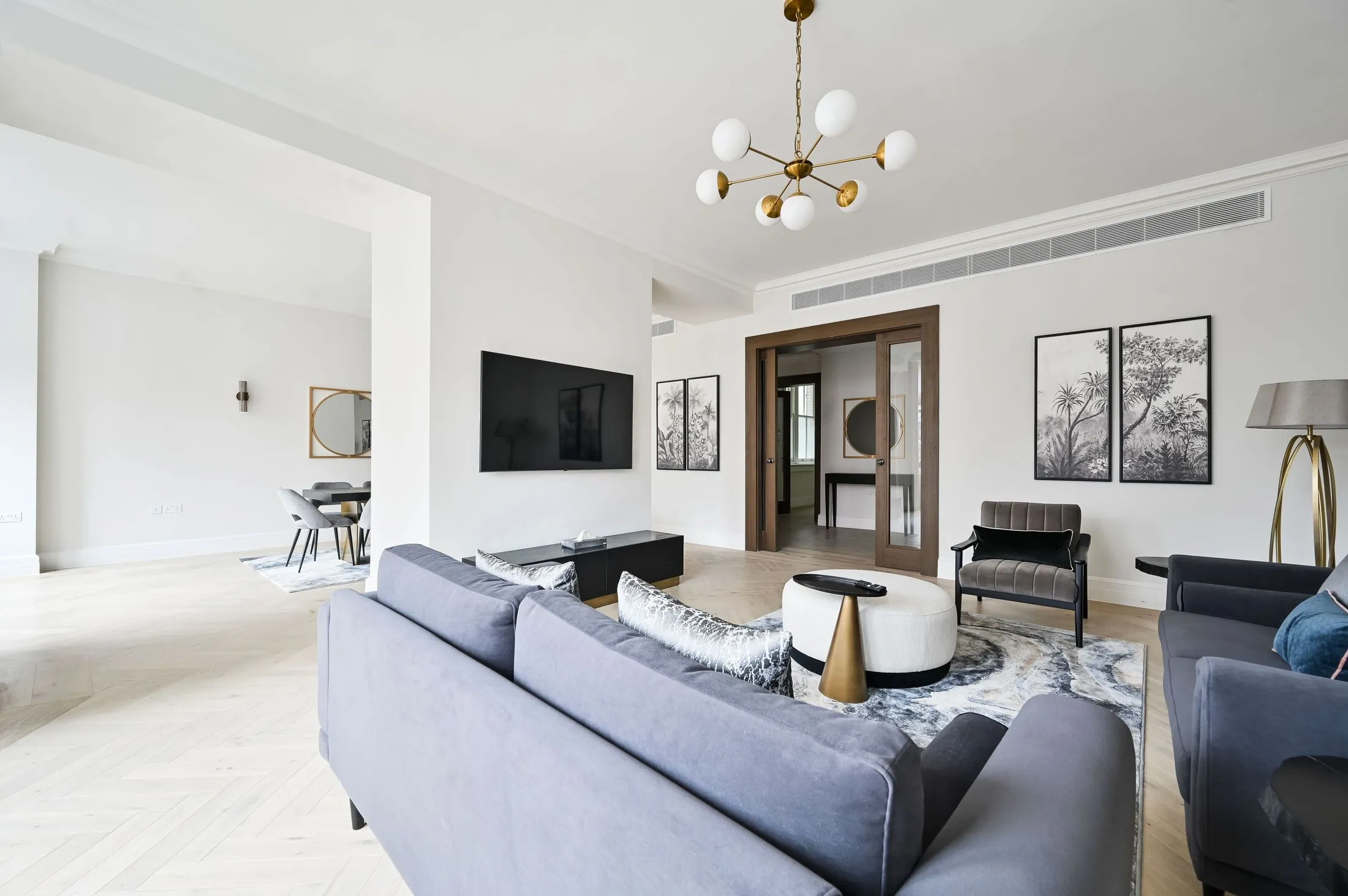 Flat Kensington Court in Greater London