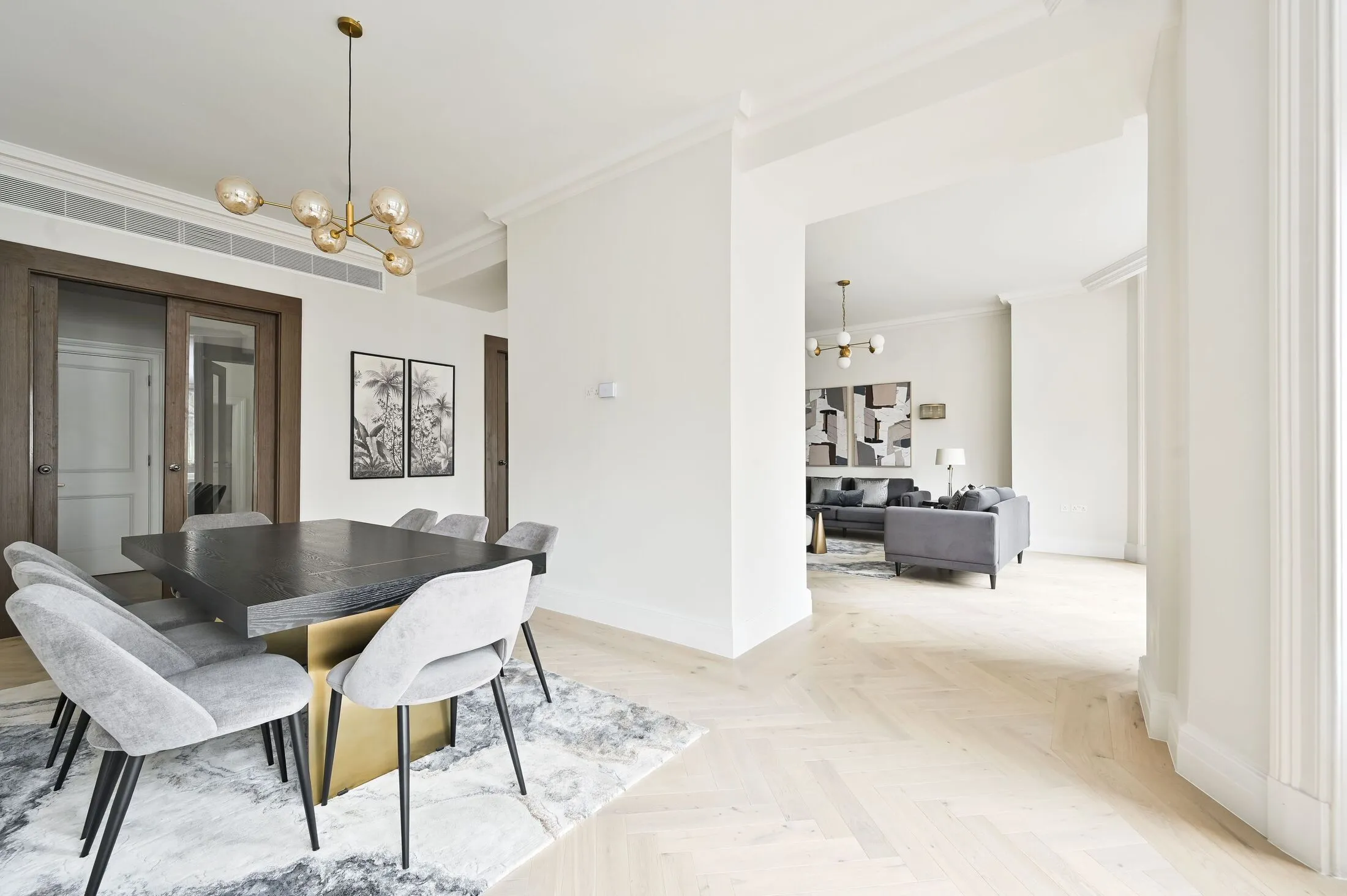 Flat Kensington Court in Greater London