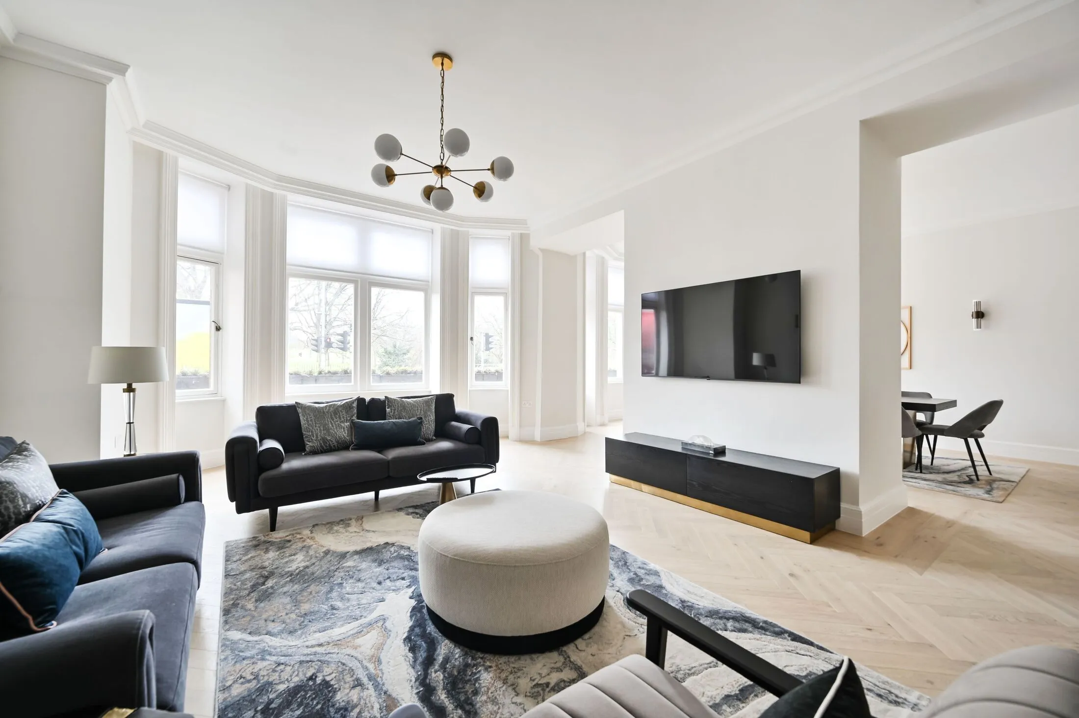 Flat Kensington Court in Greater London