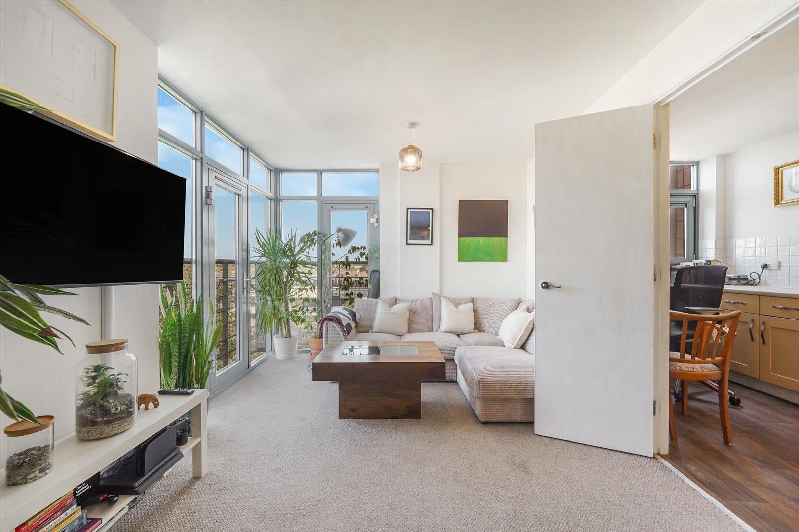 Flat The Roundway in Greater London