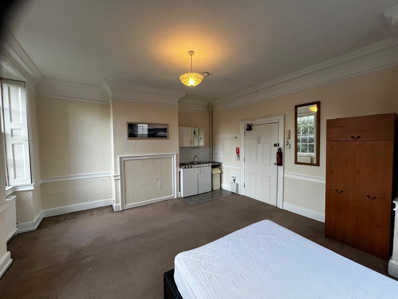 Room East Hill in Greater London