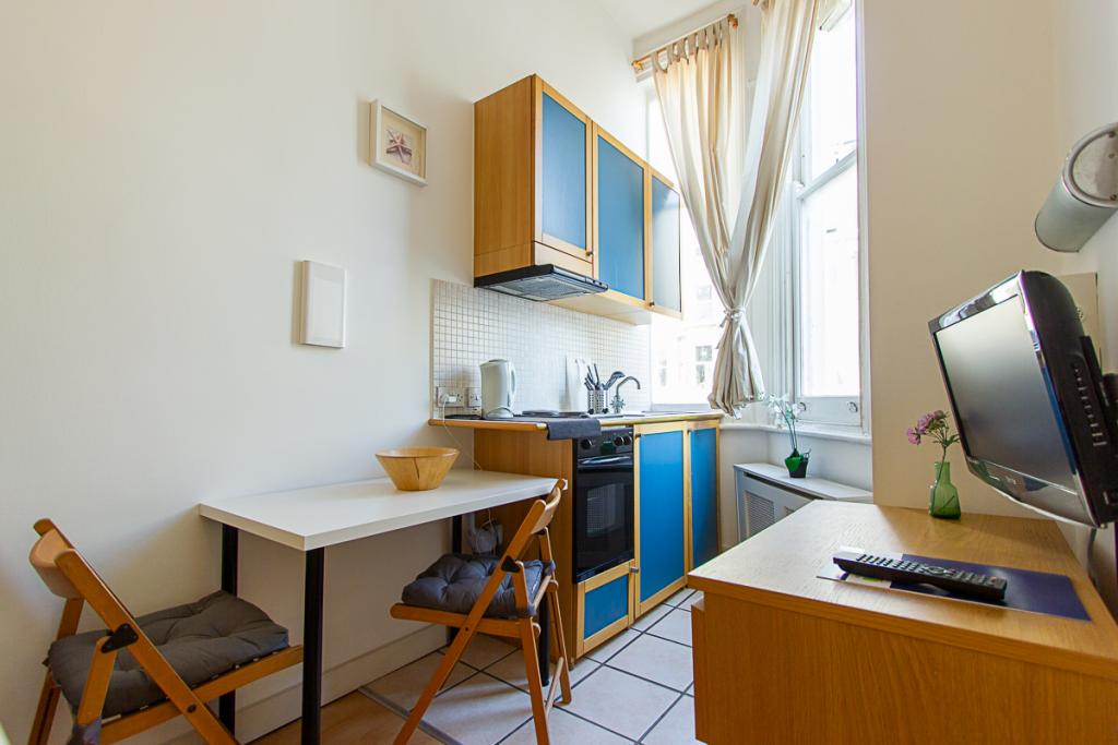 Flat Penywern Road in Greater London