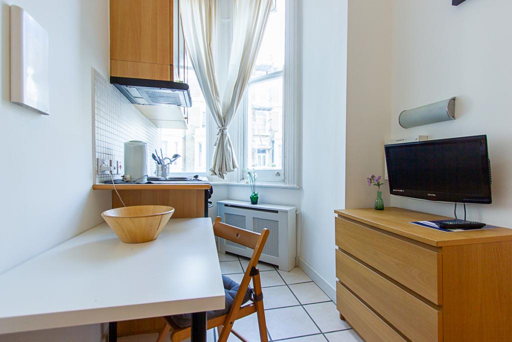 Flat Penywern Road in Greater London
