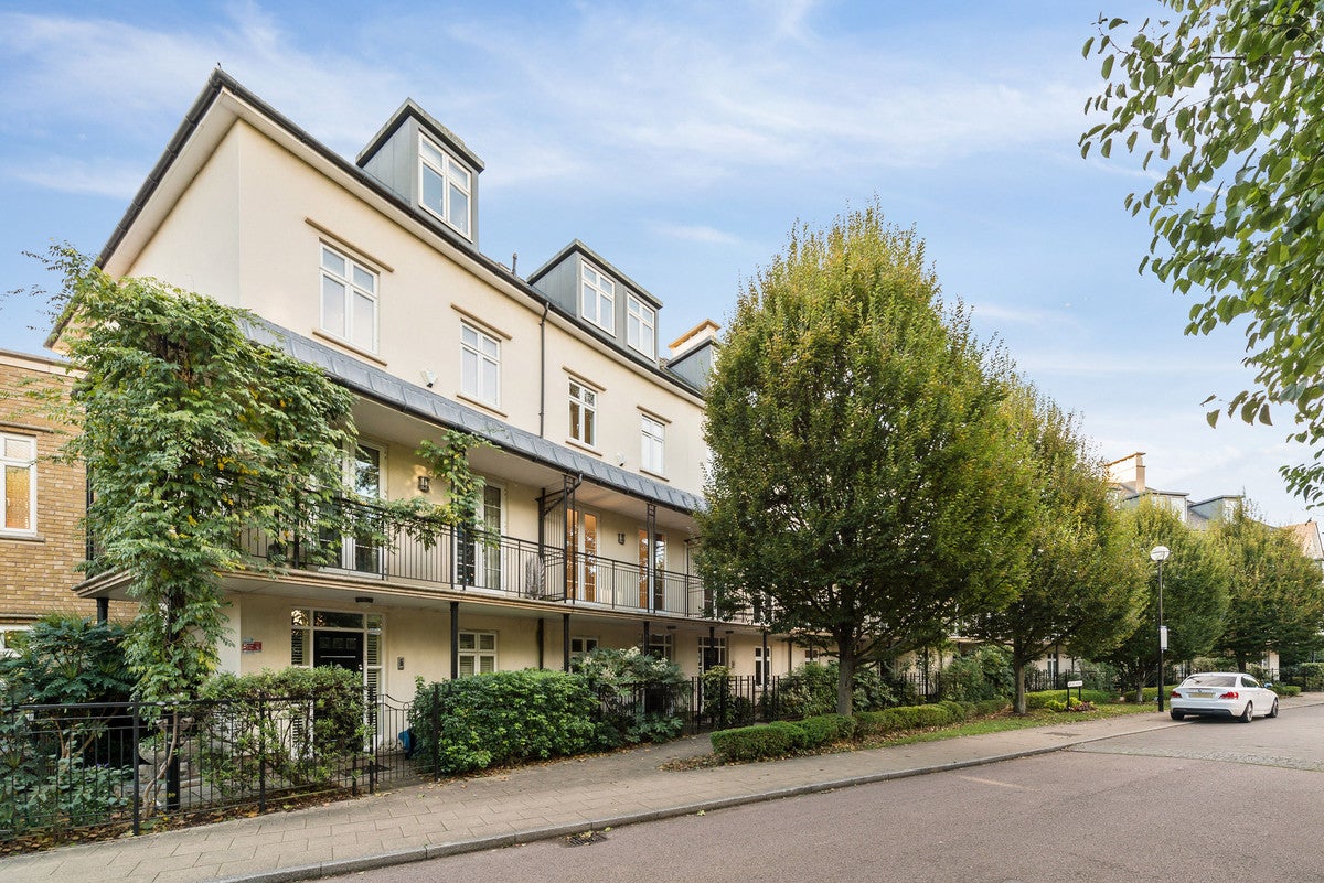 House Melliss Avenue in Greater London