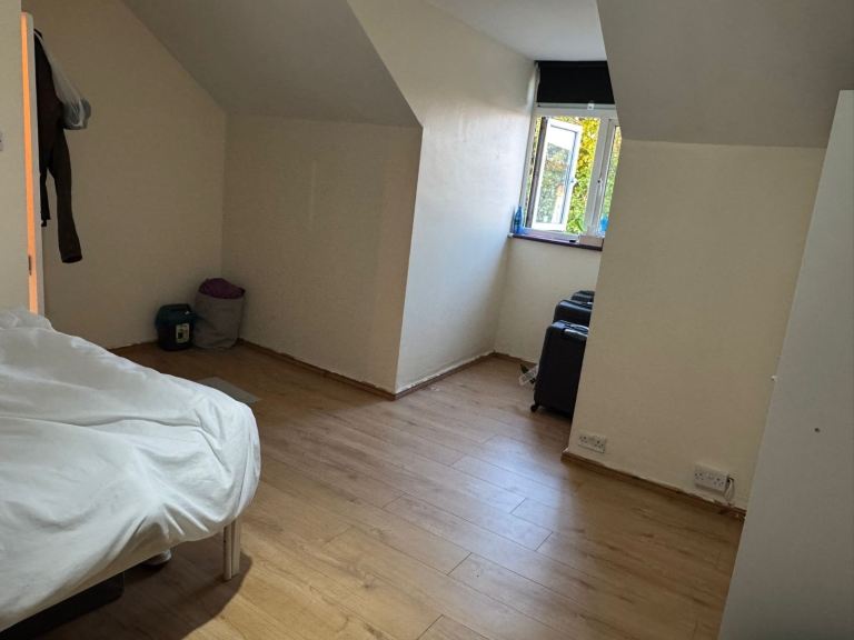Room Barking Road in Greater London