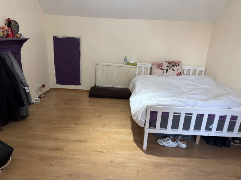 Room Barking Road in Greater London