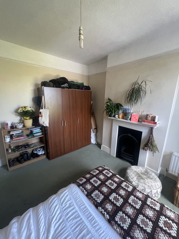 Room Longley Road in Greater London