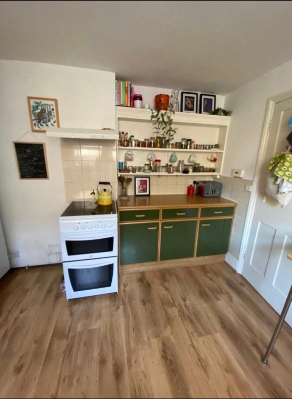 Room Longley Road in Greater London