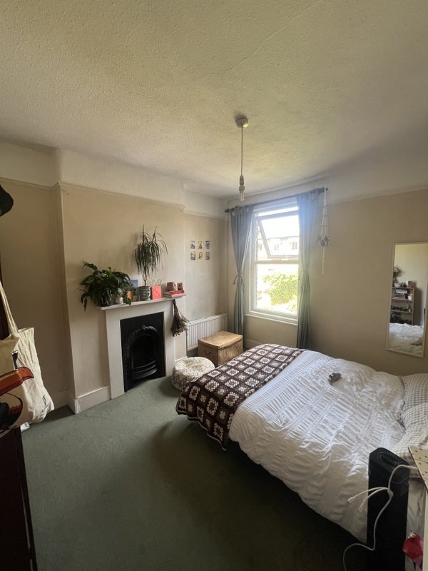 Room Longley Road in Greater London