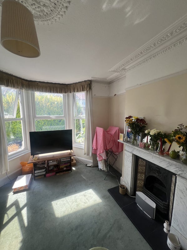 Room Longley Road in Greater London