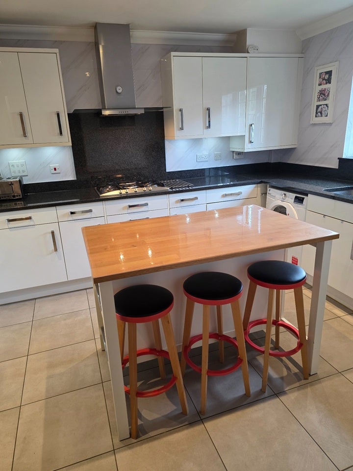 Room Anmer Close in Reigate and Banstead