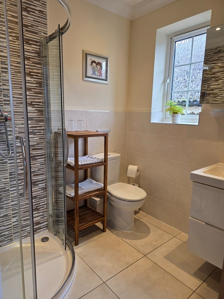 Room Anmer Close in Reigate and Banstead