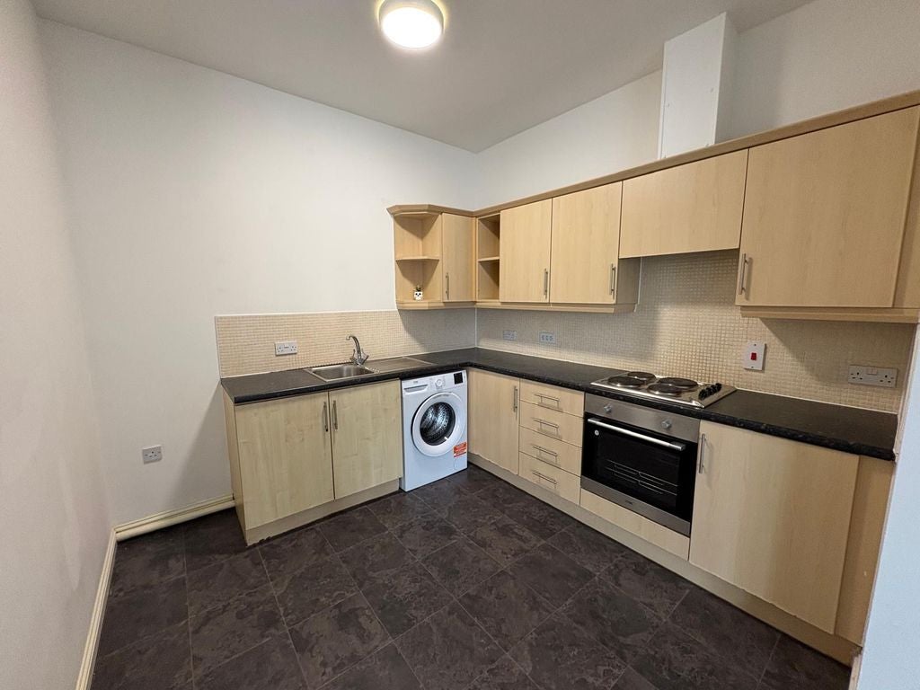 Flat Lowbridge Court in Liverpool