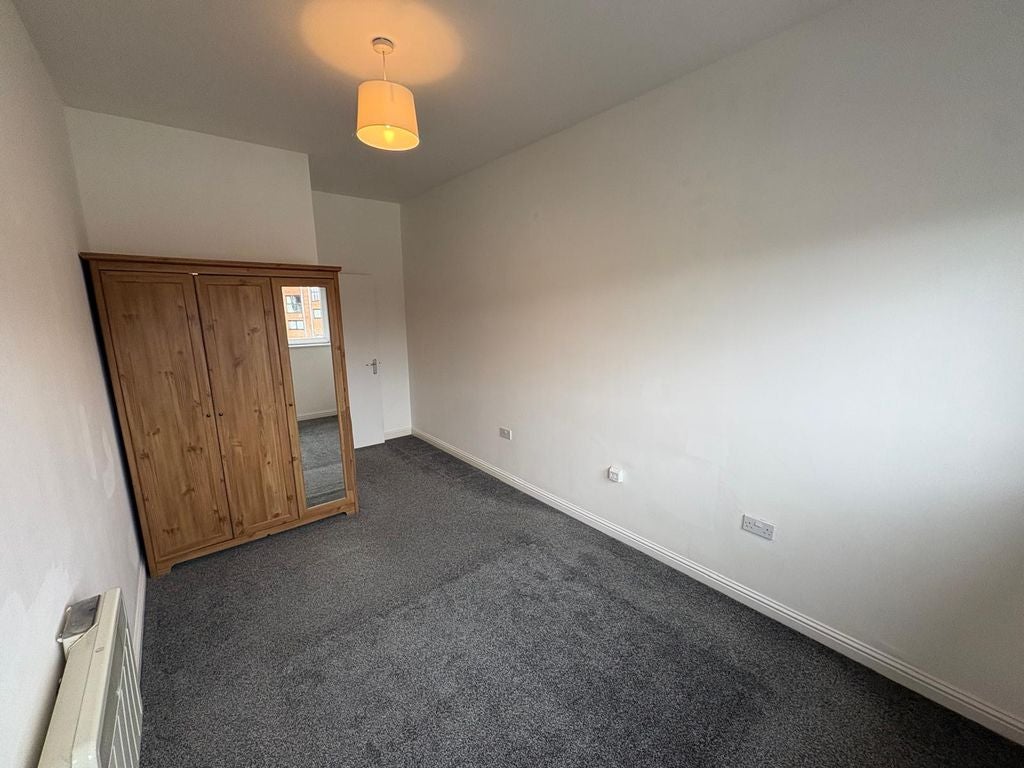 Flat Lowbridge Court in Liverpool