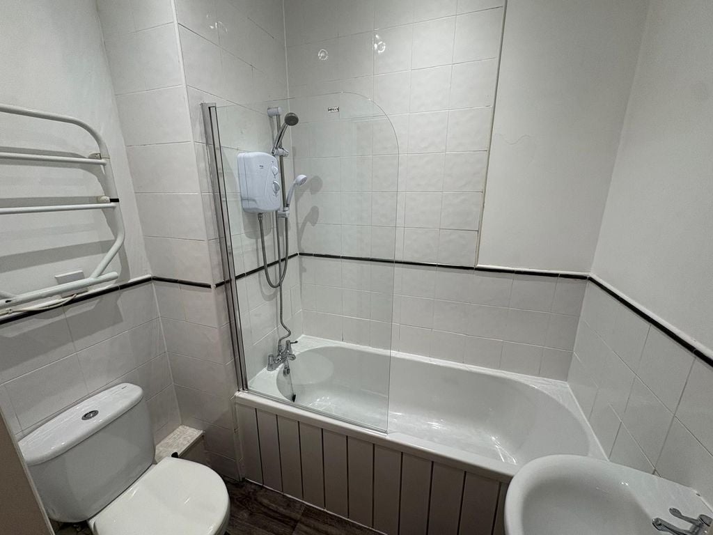 Flat Lowbridge Court in Liverpool