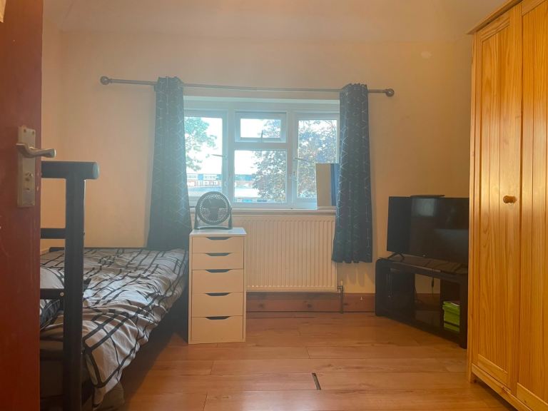 Flat Hesa Road in Greater London
