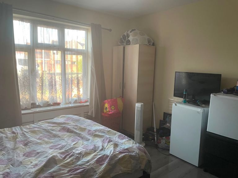 Flat Hesa Road in Greater London
